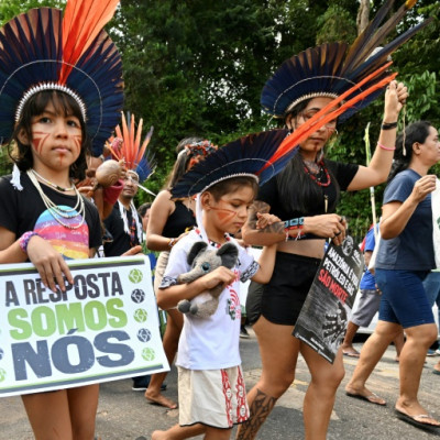 Ativistas indígenas da Amazônia e ativistas climáticos demonstram à margem de uma cúpula em Belém, Brasil, sobre como salvar as florestas tropicais do mundo