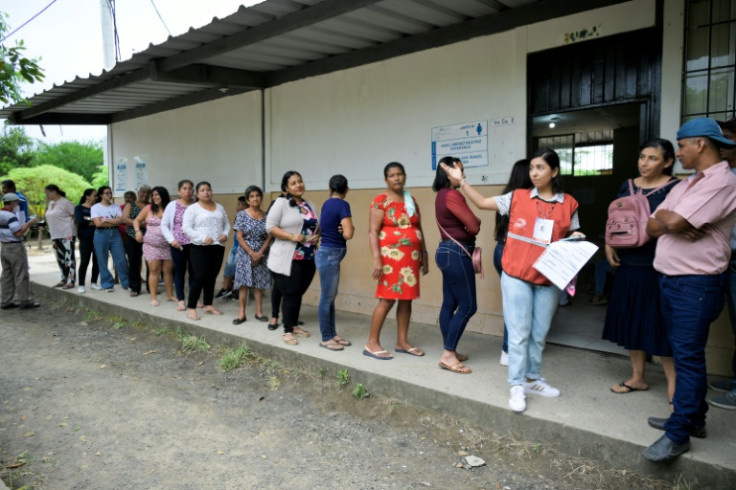 Pessoas fazem fila para votar em uma seção eleitoral em Canuto, província de Manabi, durante a eleição presidencial do Equador
