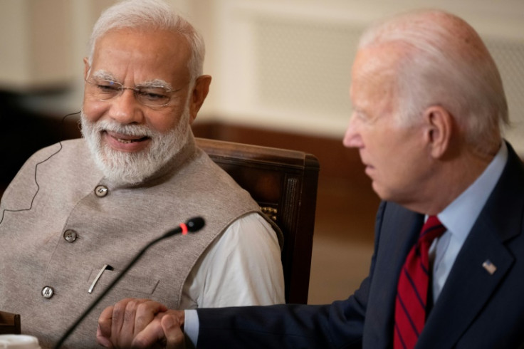 O primeiro-ministro da Índia, Narendra Modi, e o presidente dos EUA, Joe Biden, abraçam-se durante uma reunião na Casa Branca em 23 de junho de 2023