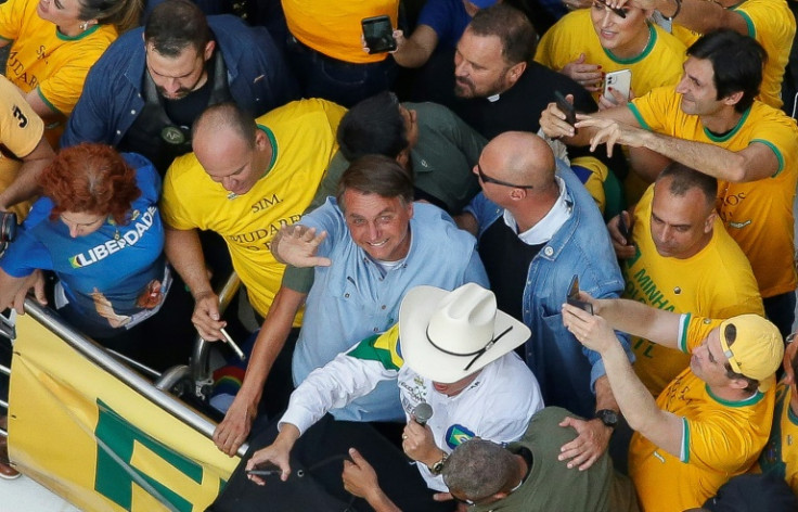 O então presidente do Brasil, Jair Bolsonaro, junta-se a milhares de fãs que marcharam para mostrar seu apoio em São Paulo no dia da independência do Brasil em 2021
