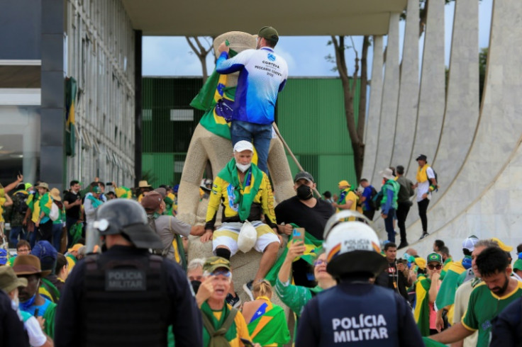 Apoiadores do ex-presidente brasileiro Jair Bolsonaro invadem o Palácio do Planalto, em Brasília, em 8 de janeiro de 2023