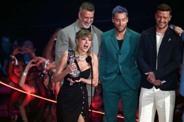 Taylor Swift aceita o prêmio de Melhor Vídeo Pop, apresentado por um NSYNC reunificado