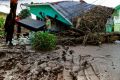 Moradores da cidade de Mucum, no sul do Brasil, retiram pertences de uma casa danificada por um ciclone mortal