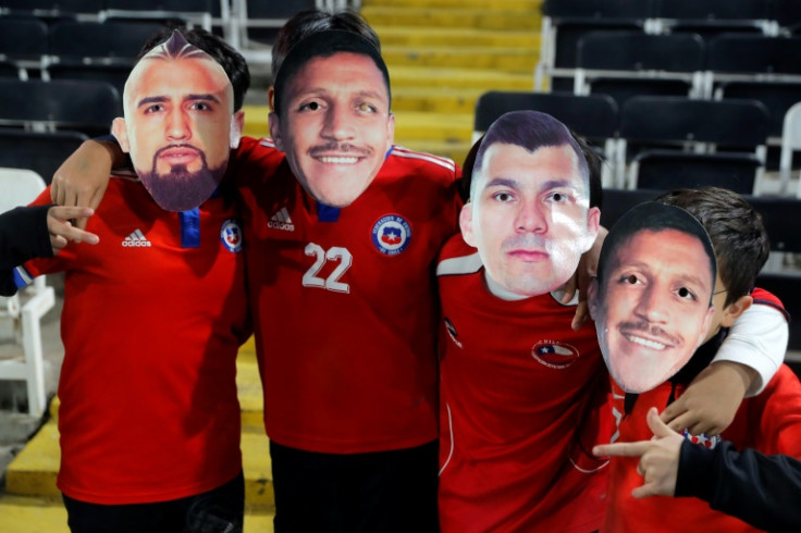 Fãs de futebol chilenos usam máscaras de seus jogadores favoritos