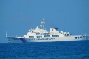 Um navio da guarda costeira chinesa navega perto das ilhas Spratly em abril de 2021