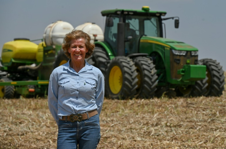 A agricultora Carminha Maria Missio posa para foto em um campo agrícola da fazenda de sua família em Barreiras, oeste da Bahia, Brasil, em 2 de outubro de 2023