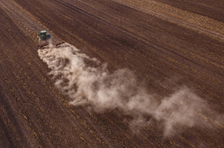 Vista aérea de um trator trabalhando em um campo agrícola em Barreiras, oeste da Bahia, Brasil, no Cerrado