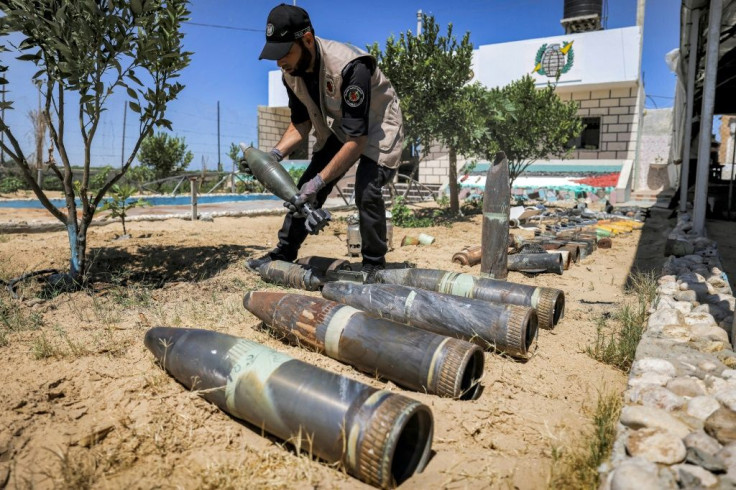 Um especialista em explosivos do Hamas expõe projéteis não detonados do conflito de 11 dias com Israel no mês passado, em uma delegacia de polícia local em Khan Yunis, no sul da Faixa de Gaza