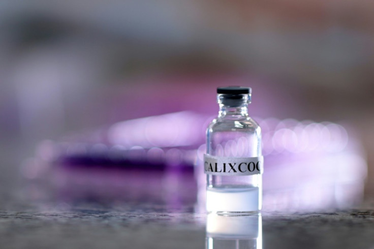 Vista de um frasco de Calixcoca, vacina contra o vício em cocaína e crack que está sendo desenvolvida na Universidade Federal de Minas Gerais, no Brasil