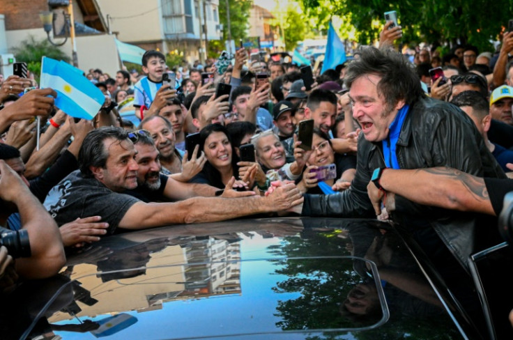 O candidato presidencial argentino Javier Milei afirmou que houve “irregularidades de tal magnitude que lançaram dúvidas sobre o resultado” do primeiro turno eleitoral