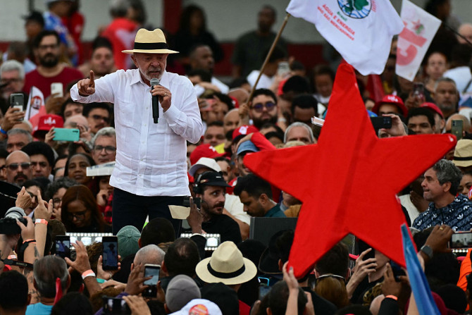O presidente Lula faz campanha no bairro de Bangu, no