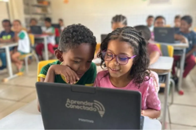 celebra que 80% das escolas públicas já têm Wi-Fi adequado