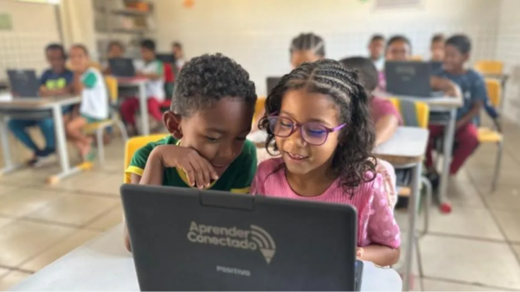 celebra que 80% das escolas públicas já têm Wi-Fi adequado